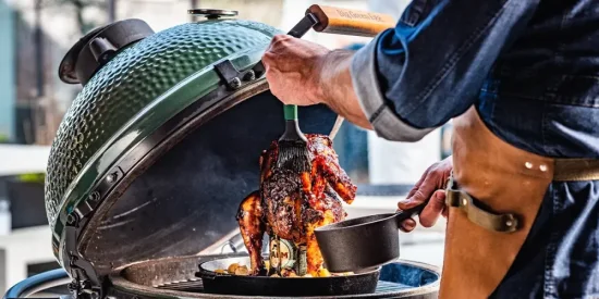Stojan na kuře na plechovce piva, Big Green Egg