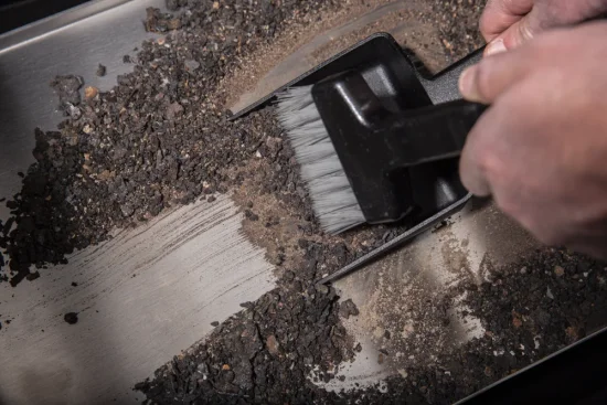 Broil King, univerzální smetáček na popel a jiné nečistoty