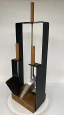 Krbové nářadí Lienbacher 21.02.959.2, stojan černý lak, nástroje broušená nerez ocel, rukojeti a podstavec ořech Krbové nářadí Lienbacher 21.02.959.2, stojan černý lak, nástroje broušená nerez ocel, rukojeti a podstavec ořech